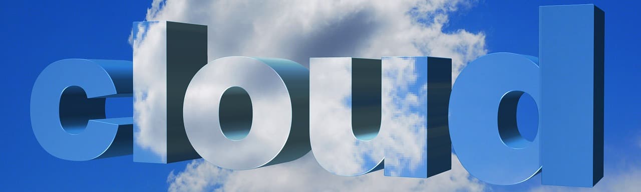 A palavra «cloud» em letras azuis 3D sobre um céu nublado