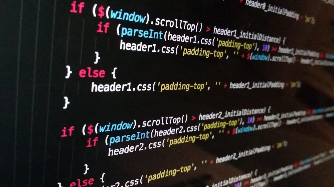 Du code JavaScript coloré sur un écran sombre