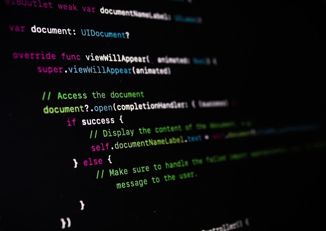 Du code source coloré dans un éditeur de code au thème sombre
