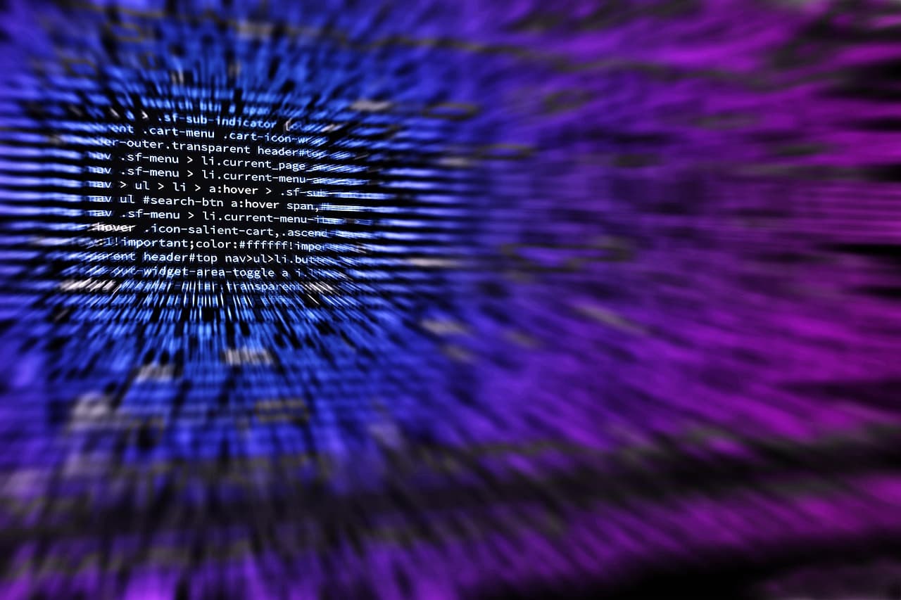 Du code source CSS flou sur un écran, strié de bleu et de violet