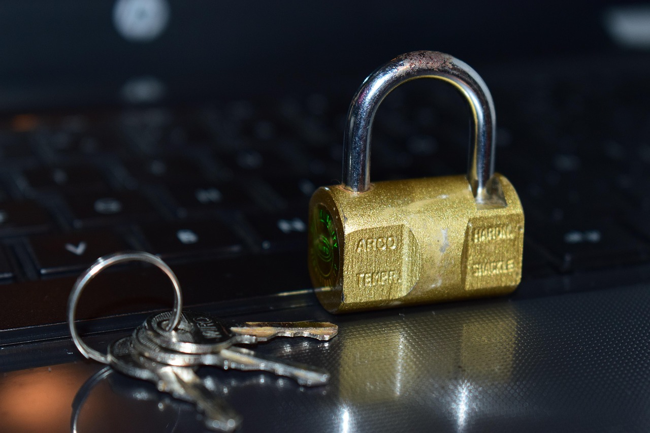 Un cadenas posé sur un clavier d'ordinateur portable, illustrant la sécurité numérique du quotidien
